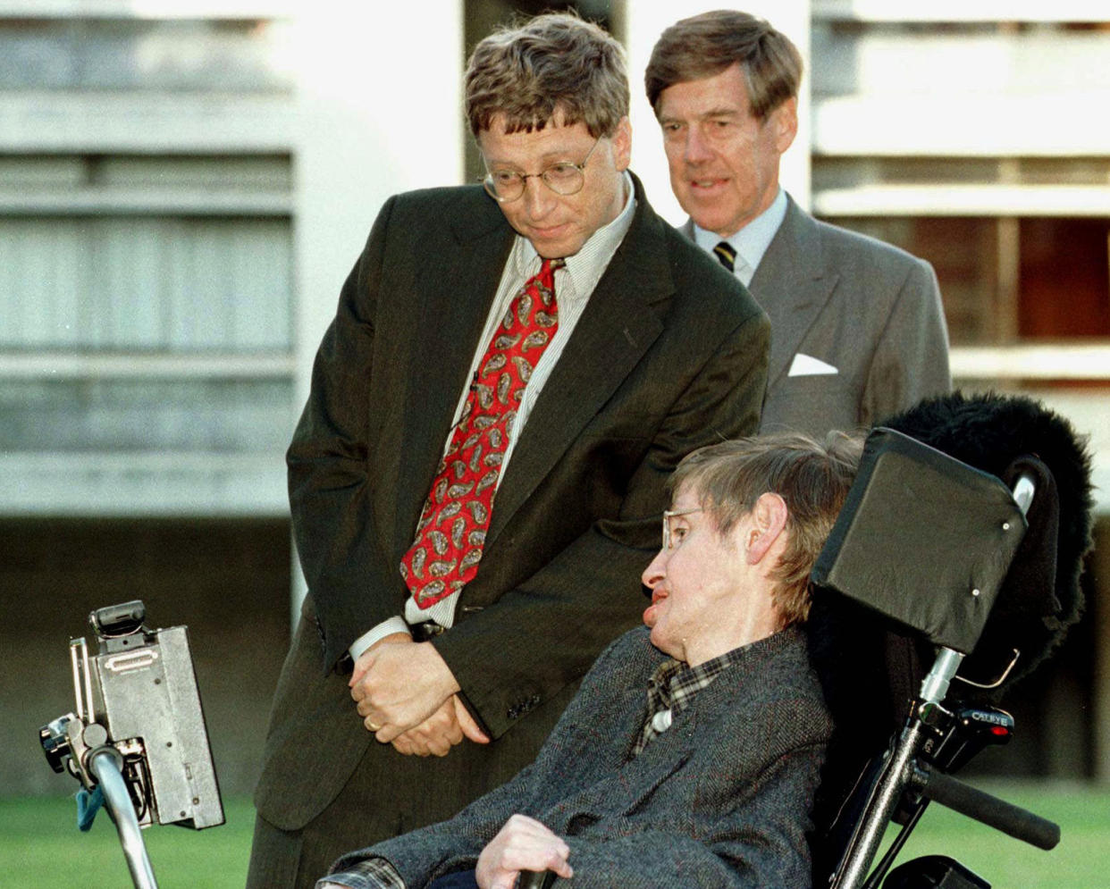 Then-Microsoft President Bill Gates (L), accompanied by University Vice-Chancellor Professor Alec Broers, meets Professor Stephen Hawking on a visit to Cambridge University October 7, 1997. REUTERS