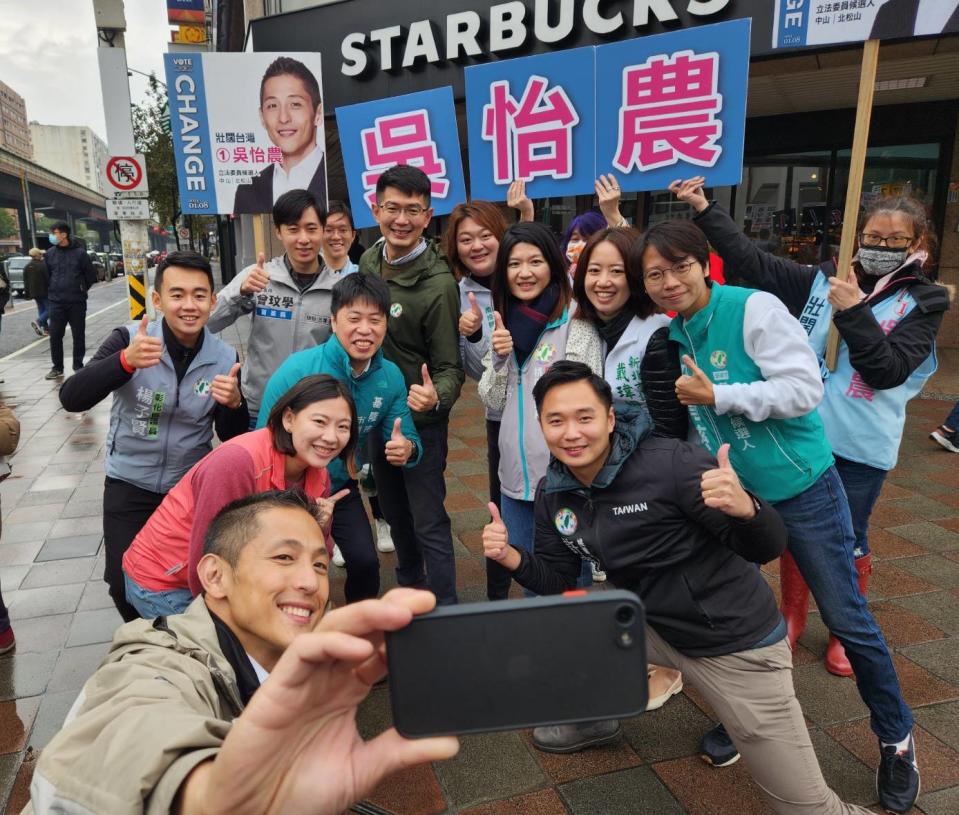 民進黨立委候選人吳怡農合體10位從南到北的議員一起站路口。   圖：吳怡農競選團隊 / 提供