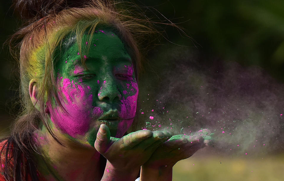 <p>People playing with colours to celebrate Holi at GIP Mall on March 1, 2018 in Noida, India. (Photo: Virendra Singh Gosain/Hindustan Times via Getty Images) </p>