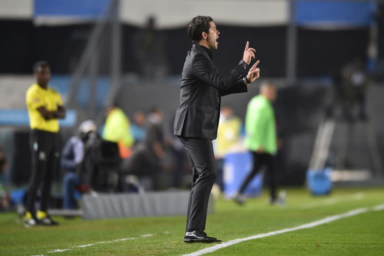 Coach Fernando Gago of Argentina's Racing Club instructs his players during a Copa Libertadores round of 16 second leg soccer match against Colombia's Atletico Nacional at President Peron stadium in Buenos Aires, Argentina, Thursday, Aug. 10, 2023. (AP Photo/Gustavo Garello)