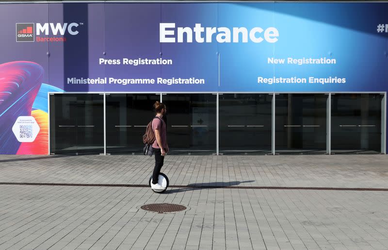 Un hombre en la Fira de Barcelona después de que el Mobile World Congress (MWC) fuera cancelado, en Barcelona, España, el 13 de febrero de 2020