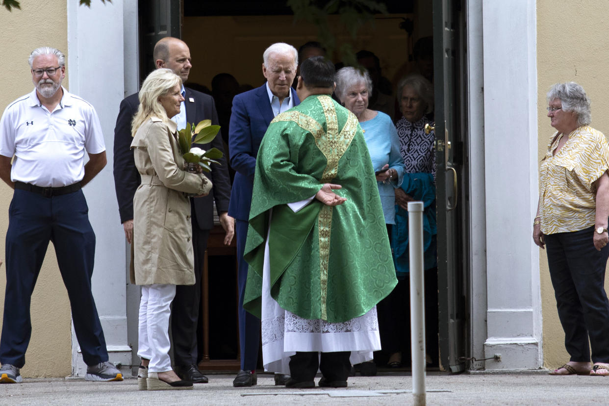 El presidente Joe Biden y la primera dama Jill Biden saludan a un sacerdote tras asistir a misa en la iglesia Saint Joseph on the Brandywine en Wilmington, Delaware, el sábado 19 de junio de 2021. (Tom Brenner/The New York Times)