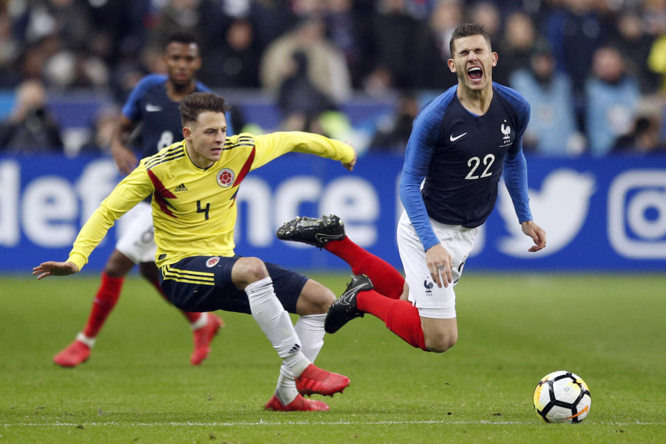 Santiago Arias-4- disputa un balón con el francés Lucas Hernández en el partido disputado en marzo en París entre Colombia y Francia, que ganaron los suramericanos por 3-2. (AP Photo/Francois Mori)