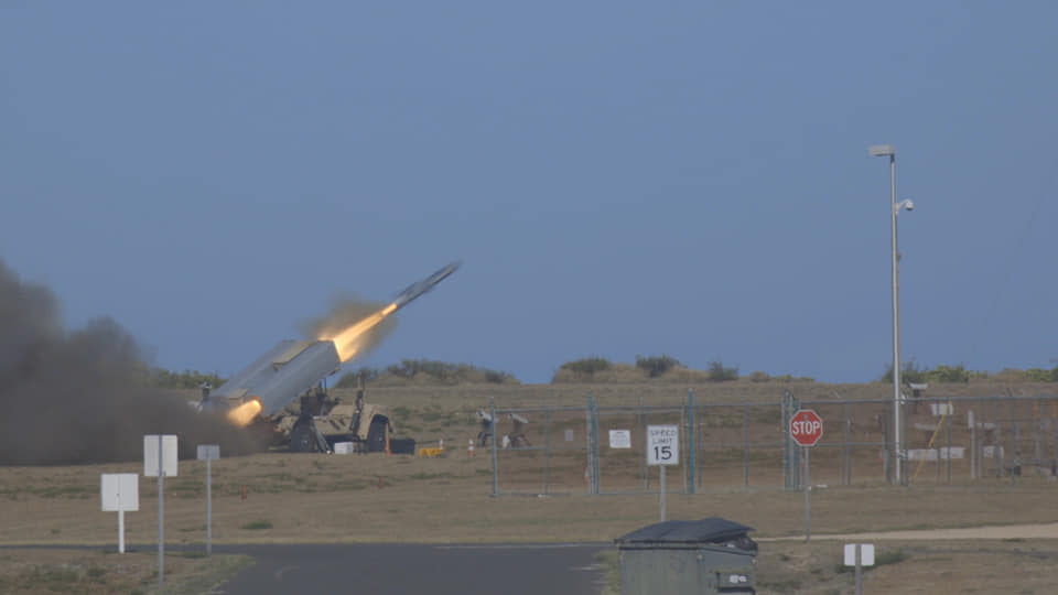 美國海軍陸戰隊在夏威夷考艾島(Kauai)進行「無人」聯合輕型戰術車「海軍打擊導彈」(NSM)試射。 圖：翻攝U.S. Marines官網