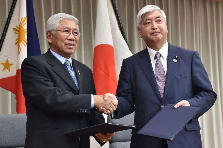 Japan's Defense Minister Gen Nakatani (R) and his Philippine counterpart Voltaire Gazmin, seen at the Defense Ministry in Tokyo in 2015