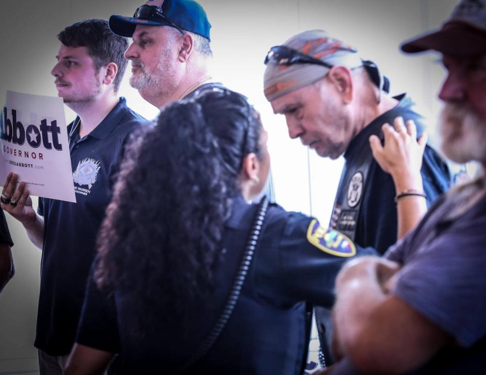 Una policía habla con un hombre que asiste a la sesión de cabildo de Beto O’Rourke en Mineral Wells, Texas (Amy Bearden / Mineral Wells Area News)