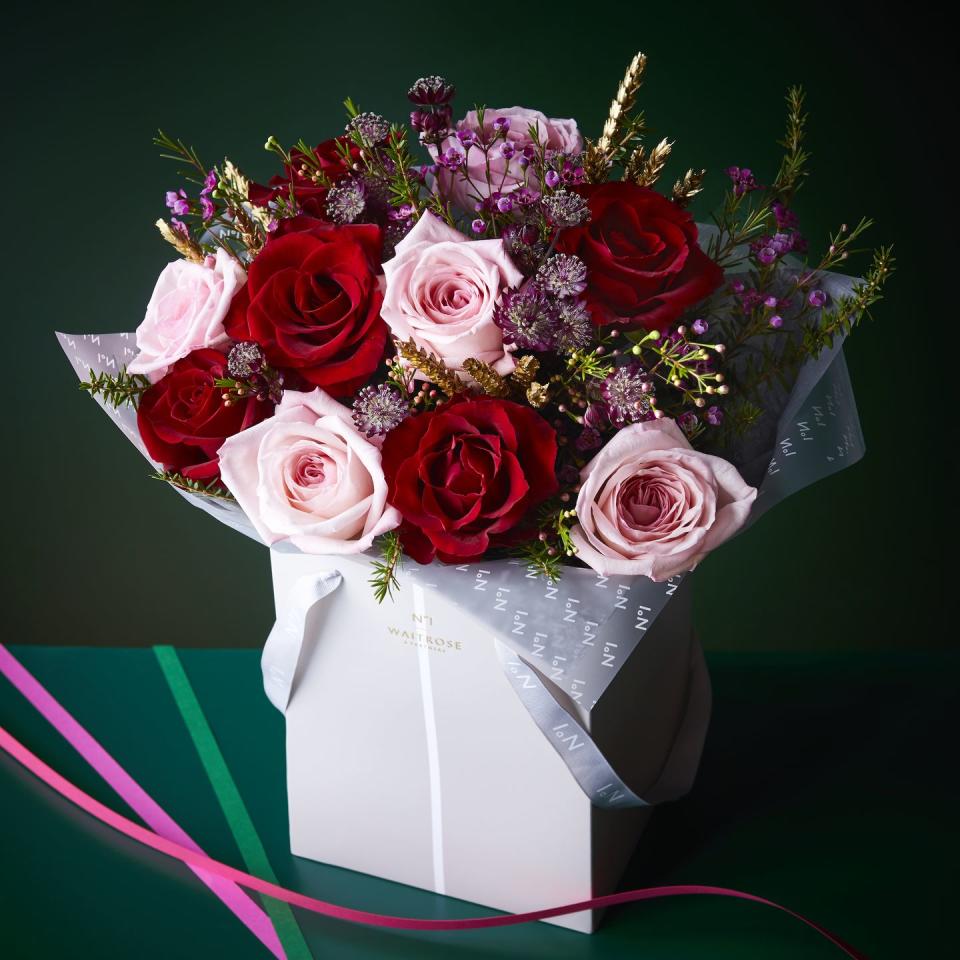 <p>Looking for a gift idea? This is a beautiful mix of scented, soft pink O’Hara roses and premium red roses with festive scented foliage, presented in a No.1 gift bag. It'd also make a wonderful coffee table centrepiece.</p>