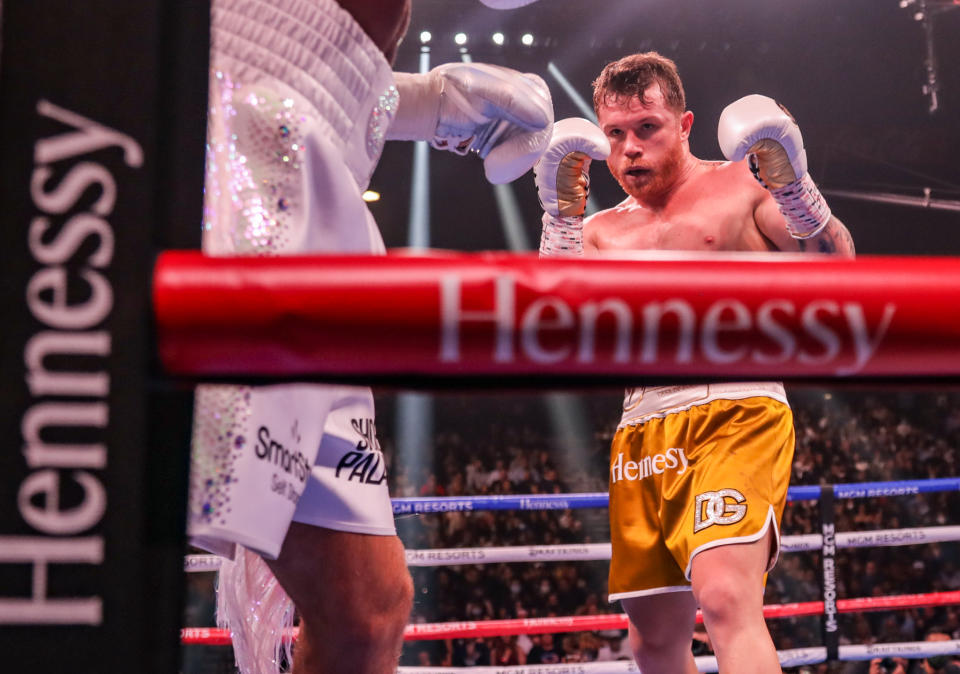 Canelo Álvarez durante su reyerta frente a Caleb Plant, en que posteriormente se coronaría como el mandamás de la categoría supermedia. (Thaddaeus McAdams / Getty Images para Hennessy V.S.O.P)