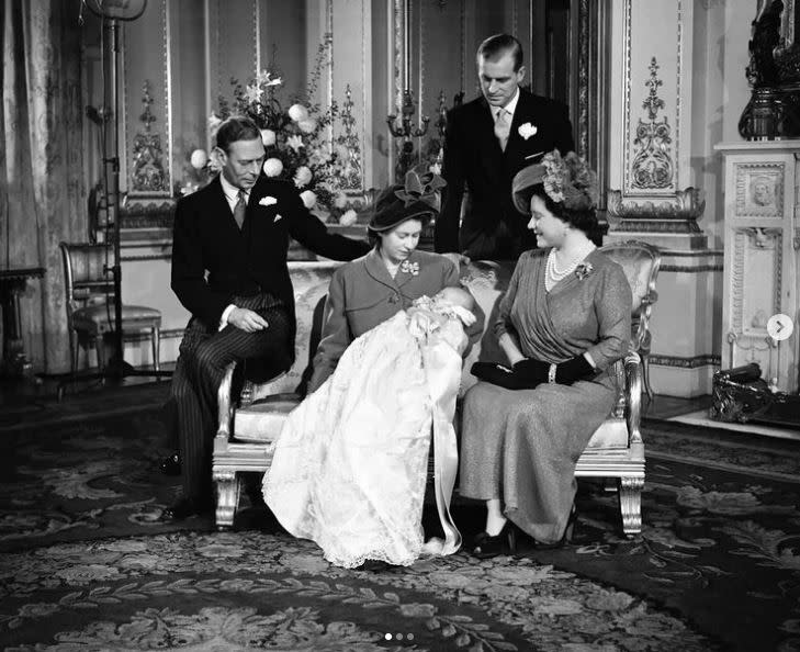 英國女王伊莉莎白二世深受世人喜歡。圖為與父王母后老公一起看剛出生的兒子。 （圖／翻攝自theroyalfamily ig）