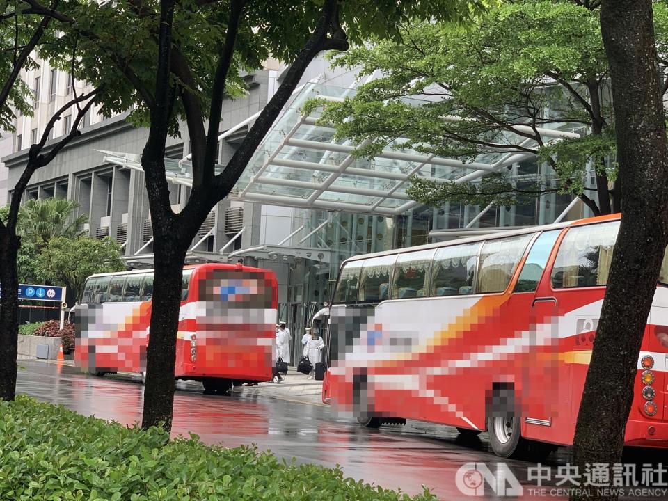 華航機師染疫事件擴大，台北諾富特華航桃園機場飯店進行淨空計畫，約有422名機組員等必須送至集中檢疫所和防疫旅館，29日現場封鎖清空消毒禁止外人進入。（中央社）