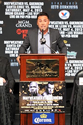 El presidente de la compañía Golden Boy Promotions, Oscar De La Hoya, habla en conferencia de prensa sobre la pelea entre Floyd Mayweather Jr. y Robert Guerrero, en Las Vegas el 1 de mayo de 2013 (Getty Images North America/AFP/Archivos | Jeff Bottari)