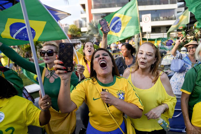 Simpatizantes del presidente Jair Bolsonaro, con la camiseta de Brasil, en una concentración en Río de Janeiro. (AP Photo/Silvia Izquierdo)