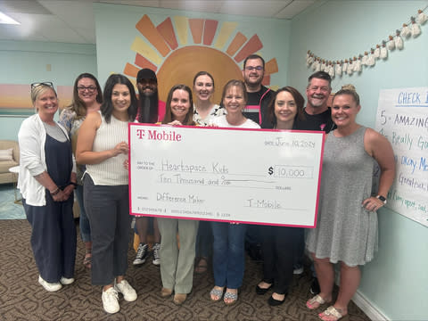 Heartspace Kids recibe una donación de $10,000 de T-Mobile. (Photo: Business Wire)