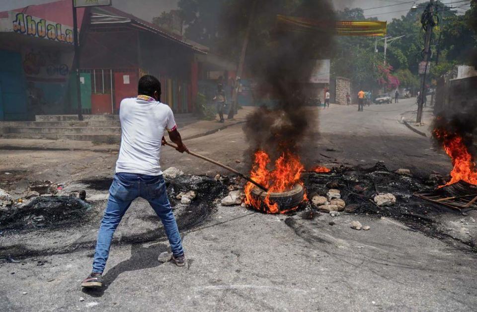 una persona quema neumáticos en haití 