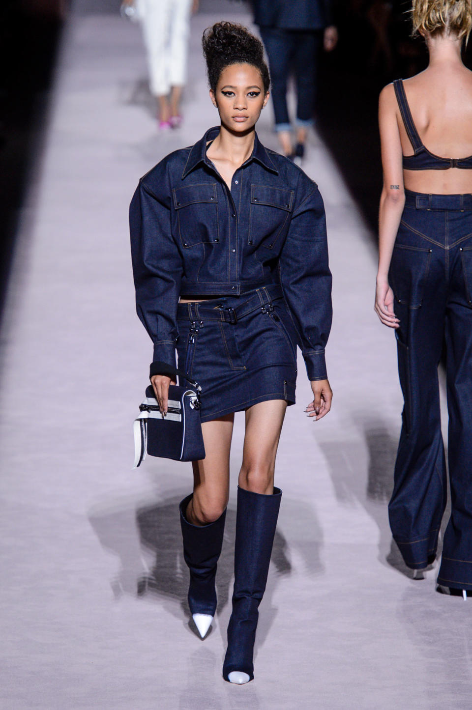 <p>Eine kastenförmige Jacke aus dunklem Jeansstoff unf ein Minirock aus der Frühjahr/Sommer 18 Kollektion von Tom Ford. (Bild: ImaxTree) </p>