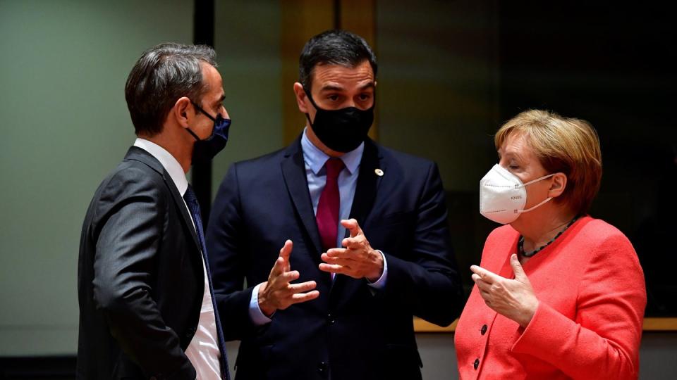 Kyriakos Mitsotakis (l), Ministerpräsident von Griechenland, Pedro Sanchez, Ministerpräsident von Spanien, und Bundeskanzlerin Angela Merkel während eines Gesprächs im Rahmen des EU-Gipfels.