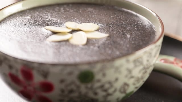 Black sesame paste with sliced almonds