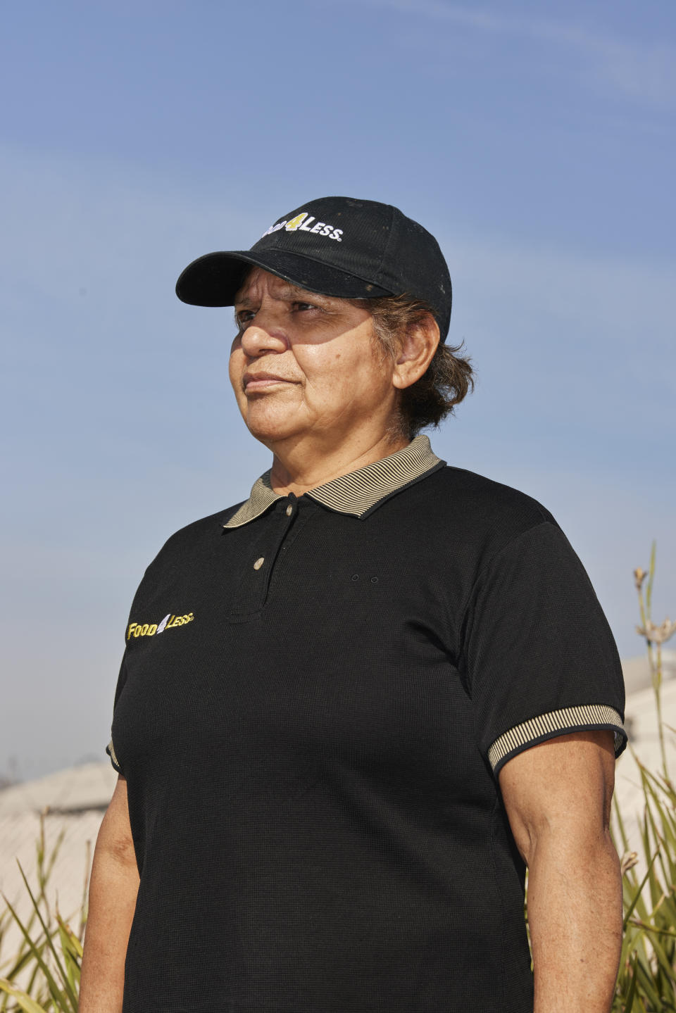 Bertha Ayala trabaja en una tienda de Food 4 Less, en Long Beach, California, el 3 de febrero de 2021. (Maggie Shannon/The New York Times).