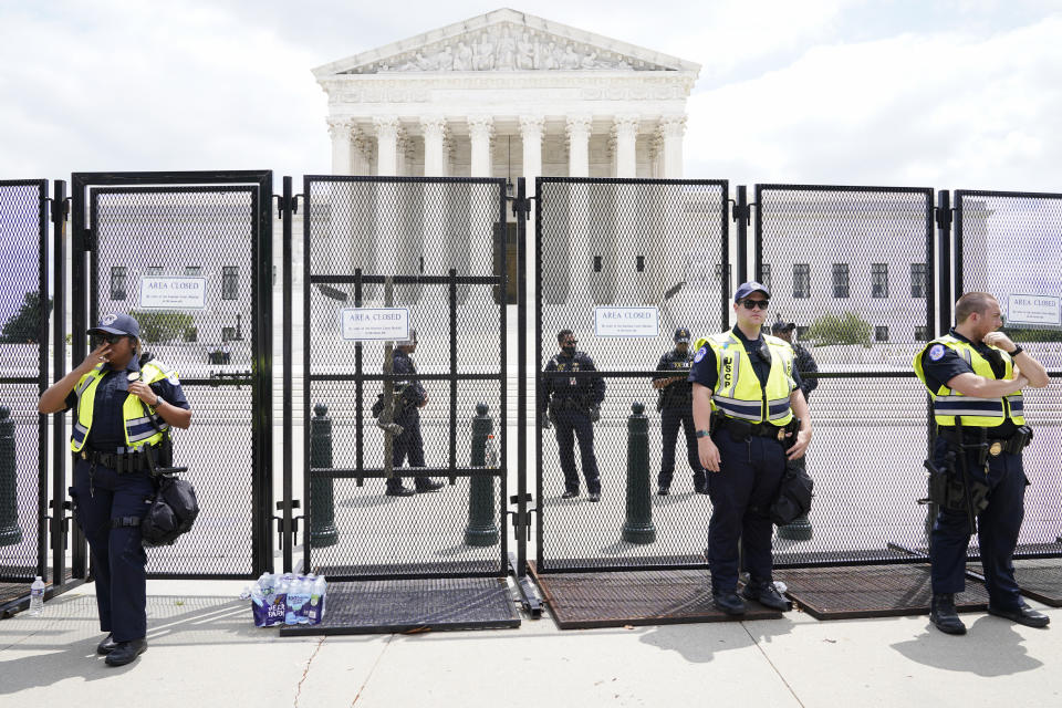 Agentes vigilan el exterior de la Corte Suprema, en Washington, el viernes 24 de junio de 2022, después de que decidiera anular el fallo Roe vs. Wade que atañe al derecho de las mujeres al aborto en Estados Unidos. (AP Foto/Jacquelyn Martin)