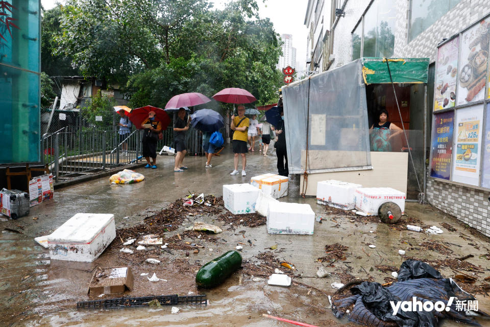 經過一晚豪雨吹襲，黃大仙陷入一片混亂，地上佈滿垃圾，街坊表現狼狽。