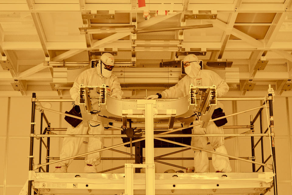 Trabajadores instalan un sistema automatizado de manejo de materiales dentro de la sala limpia en la planta de fabricación de chips de Intel en Hillsboro, Oregón, el 22 de septiembre de 2021. (Philip Cheung/The New York Times)
