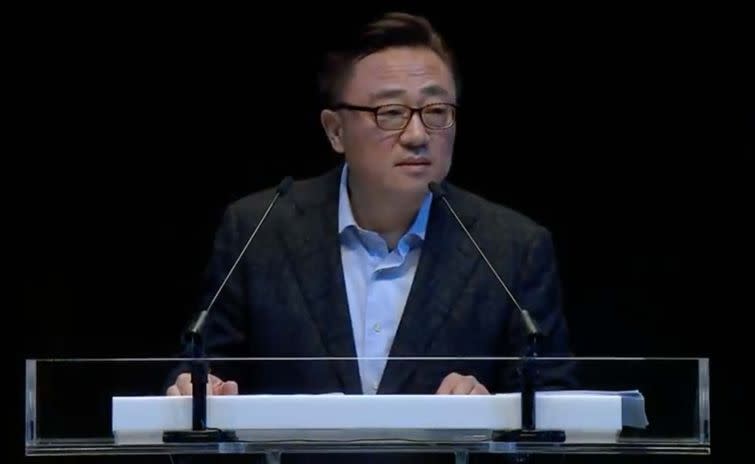 Samsung's DJ Koh outlines the cause of the Note 7's explosions at a press conference.