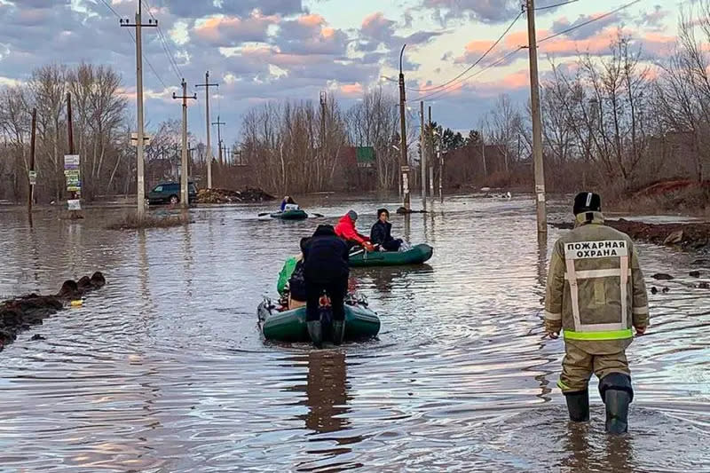 ▲由於烏拉爾河（Ural River）水位上漲，俄羅斯奧倫堡（Orenburg）地區進入緊急狀態，今（6）日更因水壩潰堤而讓洪災更為嚴重，當地政府已緊急撤離數千人。（圖／美聯社／達志影像）