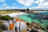 <p>Esta isla de Australia es un destino para los amantes de la naturaleza y la aventura. Sitios como la Cascada Montezuma, el <a rel="nofollow" href="https://es-us.vida-estilo.yahoo.com/utah-parques-nacionales-slideshow-wp-104203108.html" data-ylk="slk:Parque Nacional;elm:context_link;itc:0;sec:content-canvas;outcm:mb_qualified_link;_E:mb_qualified_link;ct:story;" class="link  yahoo-link">Parque Nacional</a> William o nadar en la Bahía de los Fuegos, donde las playas, considerada uno de los destinos más hermosos del país, te están esperando. Eso sí, también hay opciones de restaurantes y mercados para disfrutar. Foto: Kevin Wells / Getty images. </p>