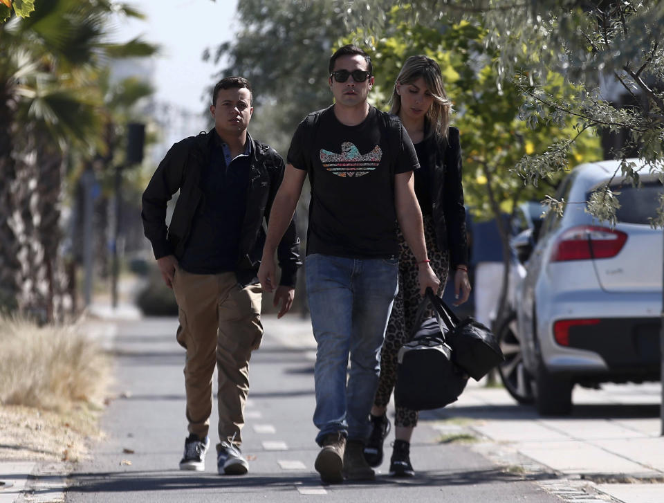 Los familiares de los pasajeros de un avión militar chileno accidentado llegan a la base aérea de Cerrillos en Santiago, Chile, el martes 10 de diciembre de 2019. (AP Foto / Luis Hidalgo)