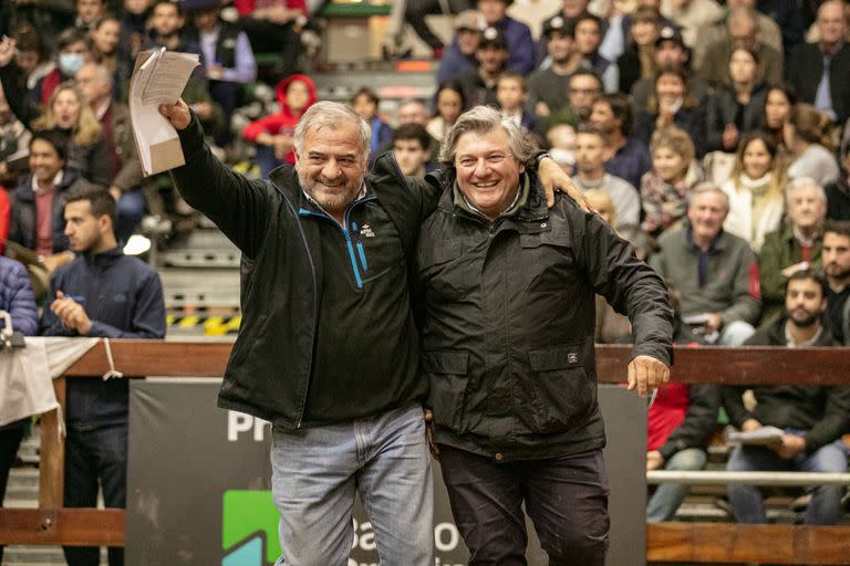 A la derecha, Alfredo Bellocq festeja el triunfo de la cabaña Santa Rosa