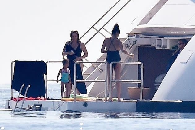 <p>John Legend et sa famille en vacances sur un yacht en Italie le 4 juillet 2019.</p>