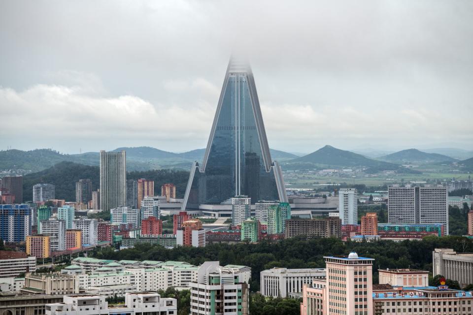<p>Das riesige Ryugyong Hotel dominiert die Skyline von Pjöngjang. (Bild: Getty Images/Carl Court)</p> 
