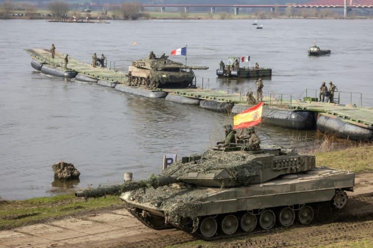 Soldados españoles circulan en un tanque Leopard tras cruzar el río Vístula durante unas maniobras militares de la OTAN en Korzeniewo, el 4 de marzo de 2024 al norte de Polonia (Wojtek Radwanski)