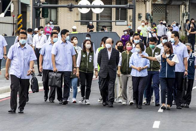 公道三新闢道路即將正式通車，23日蔡英文總統、民進黨團總召柯建銘與副市長沈慧虹先到現場了解狀況。（羅浚濱攝）