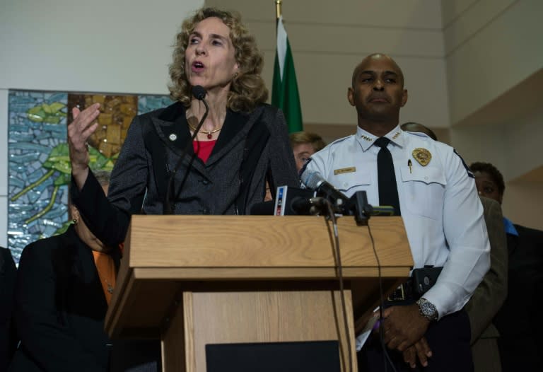 Charlotte Mayor Jennifer Roberts (L) addresses a press conference with police chief Kerr Putney in Charlotte, North Carolina