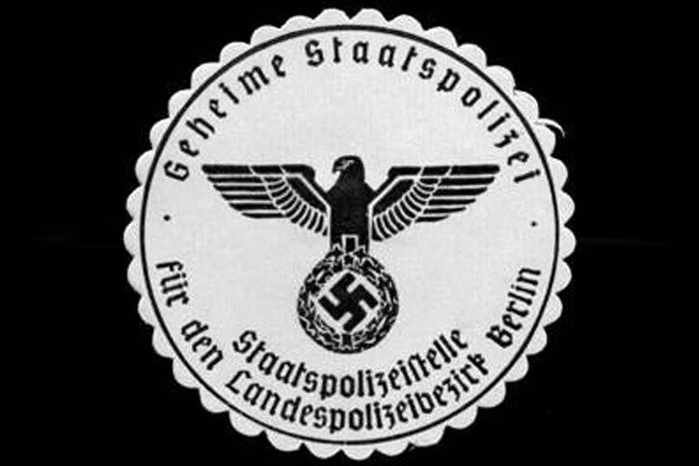 Escudo de la Gestapo, la macabra policía secreta nazi dedicada a la represión política y a la matanza de millones de judíos en Europa