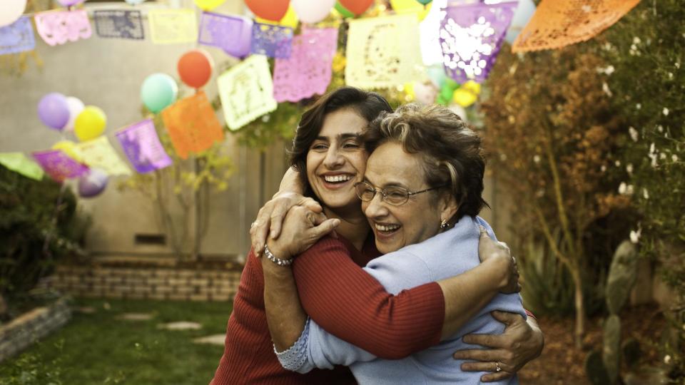 Mujeres abrazándose