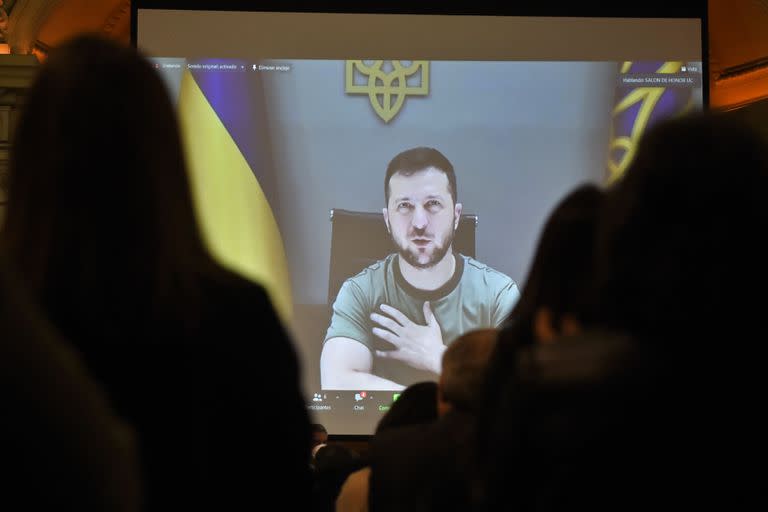 Volodimir Zelensky durante la conferencia con la Universidad Católica de Chile