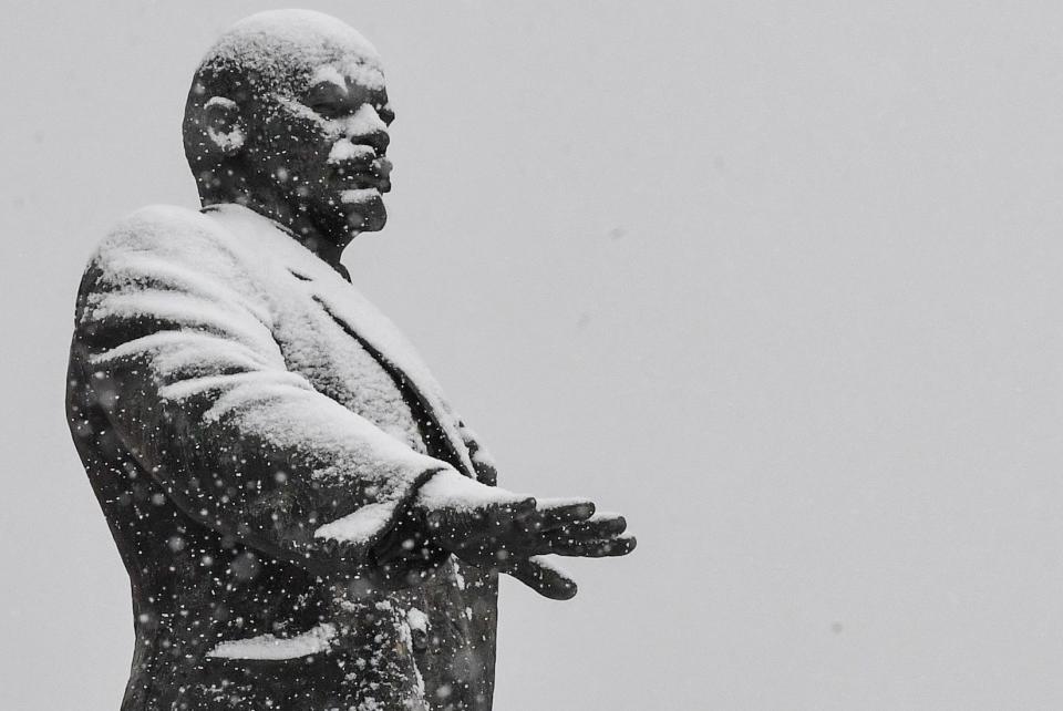 A view of a monument to the Soviet Union founder Vladimir Lenin during a snowfall in the town of Oryol on February 6, 2019. (Photo: Mladen ANTONOV / AFP)