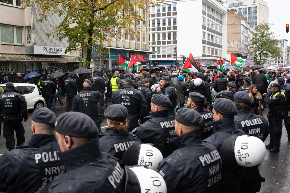 Eine propalästinensische Demonstration in Düsseldorf. (Bild: Ying Tang/NurPhoto via Getty Images)