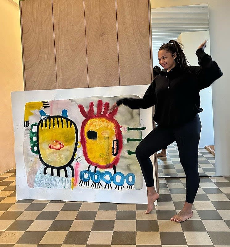 Berta Vázquez con sus pinturas 