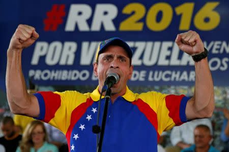 Venezuelan opposition leader and Governor of Miranda state Henrique Capriles speaks to supporters during a meeting with representatives of the Venezuela's coalition of opposition parties (MUD) in Caracas, Venezuela September 26, 2016. REUTERS/Carlos Garcia Rawlins
