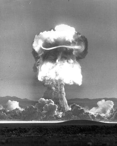 Prueba nuclear durante la Operación Plumbbob. <a href="https://commons.wikimedia.org/wiki/File:Operation_Plumbbob_-_Priscilla_2.jpg" rel="nofollow noopener" target="_blank" data-ylk="slk:National Nuclear Security Administration / Nevada Site Office;elm:context_link;itc:0;sec:content-canvas" class="link ">National Nuclear Security Administration / Nevada Site Office</a>