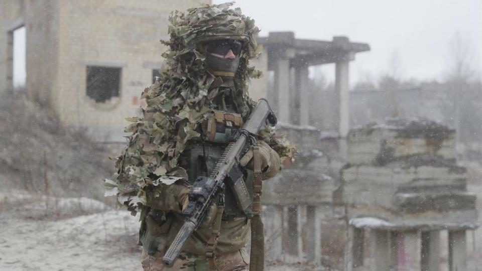 Temen que el conflicto Rusia-Ucrania desate una guerra en Europa: en la imagen un soldado ucraniano realizando maniobras.