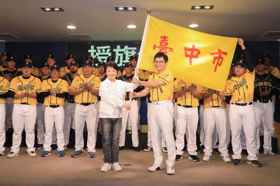 《圖說》市長盧秀燕親自授旗期勉球隊，祝福新賽季旗開得勝、摘金奪冠！