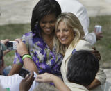 Insieme a Michelle Obama, ai tempi della presidenza di Barack (AP Photo/M. Spencer Green)