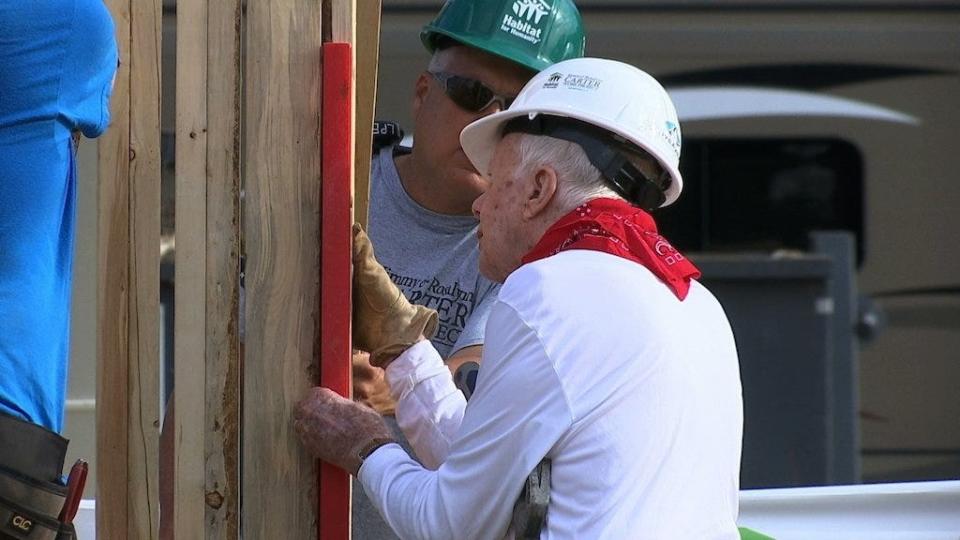 Former U.S. President Jimmy Carter helps build a home in Memphis, Tenn., for Habitat for Humanity on Mon., Aug. 22, 2016. (AP Photo/Alex Sanz)