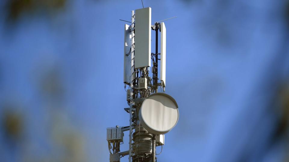 Ein Sendemast für Mobilfunk vor blauem Himmel.