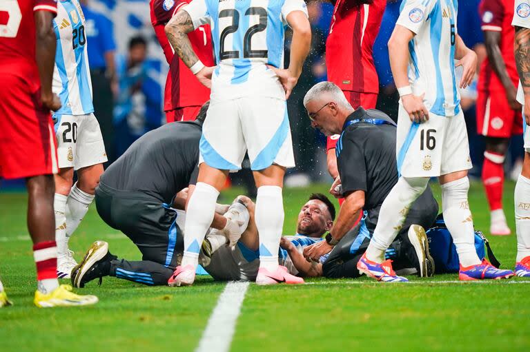 Messi es atendido por el golpe que le dio Bombito