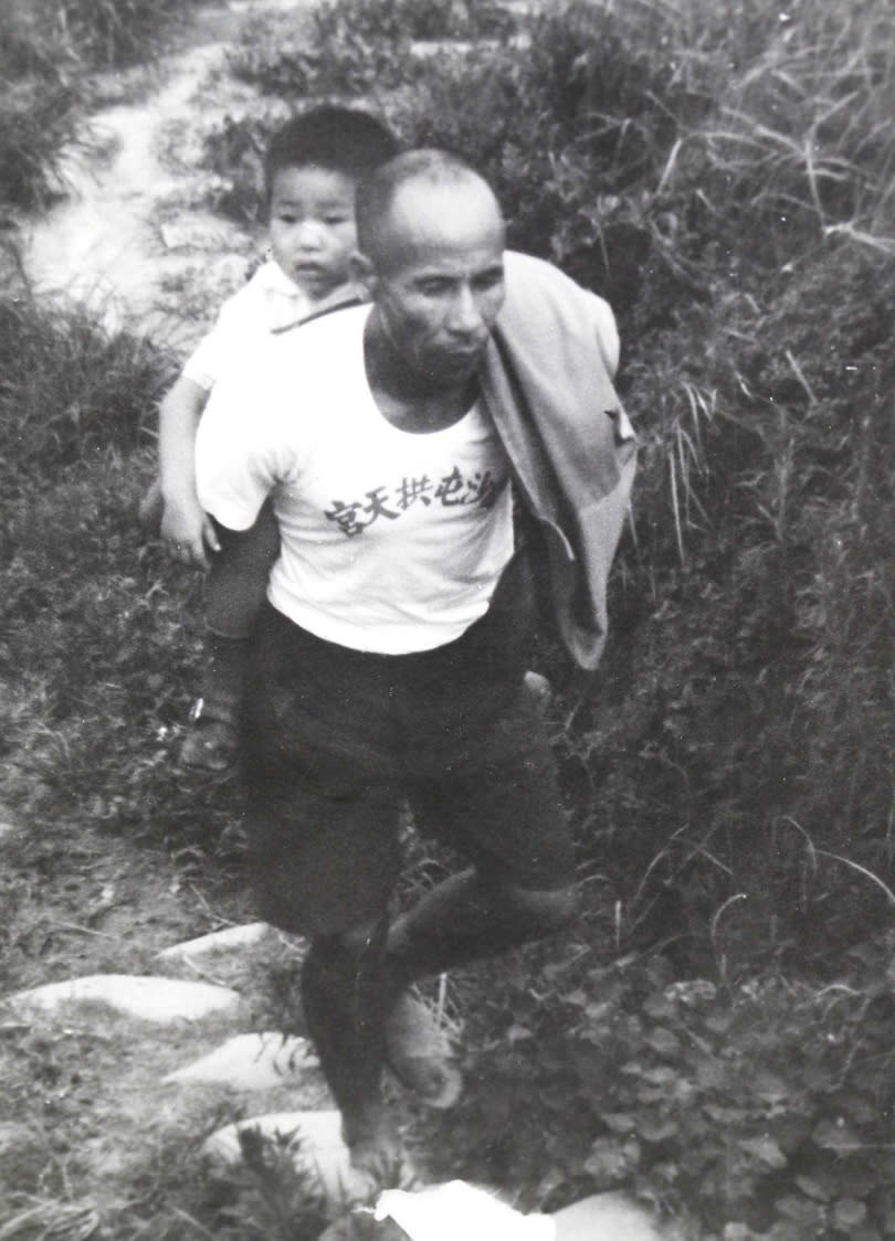 駱進漢七歲父親病逝，這張年幼時被父親揹著的老照片，他非常珍惜。（圖／駱進漢提供）